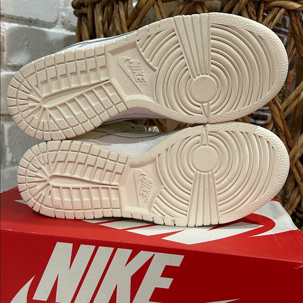 Nike Off-White Low-Top Sneakers - Picture 2 of 5